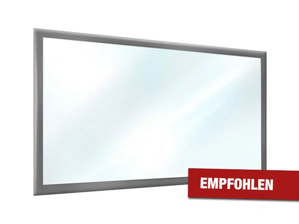 Ein großer, rechteckiger Spiegel mit einem schlanken, silbernen Rahmen reflektiert ein weiches, diffuses weißes Licht, wie unter einem Carport. In der unteren rechten Ecke des Bildes ist ein rotes Etikett mit der Aufschrift „EMPFOLEN“ angebracht.