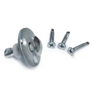 Bei dem Produkt handelt es sich um einen Versenkbaren Bodenanker aus Edelstahl (12 mm) mit abgerundeter Oberseite und drei silbernen Kreuzschlitzschrauben auf weißem Hintergrund.