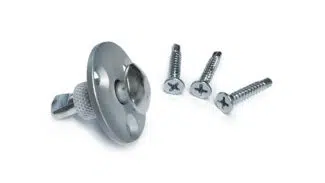 Bei dem Produkt handelt es sich um einen Versenkbaren Bodenanker aus Edelstahl (12 mm) mit abgerundeter Oberseite und drei silbernen Kreuzschlitzschrauben auf weißem Hintergrund.