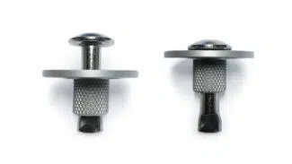 Zwei Versenkbare Bodenanker aus Edelstahl -12mm- für Holzoberflächen: Beide haben Gewindedesigns und flache Basen. Einer steht aufrecht, der andere liegt auf der Seite und zeigt den strukturierten Griff.