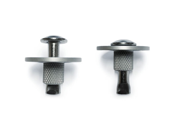 Zwei Versenkbare Bodenanker aus Edelstahl -12mm- für Holzoberflächen: Beide haben Gewindedesigns und flache Basen. Einer steht aufrecht, der andere liegt auf der Seite und zeigt den strukturierten Griff.