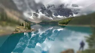 Das Produkt Vuplex Kunststoffreiniger zeigt das Bild eines unberührten Bergsees, in dem sich schneebedeckte Gipfel und Bäume spiegeln, unterteilt in drei vertikale Tafeln mit unterschiedlichen Fokus- und Unschärfegraden, wodurch die ruhige Schönheit des Sees hervorgehoben wird.