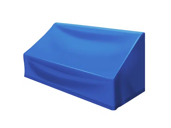 Ein digital illustriertes Objekt, das mit einem glatten, hellblauen Stoff überzogen ist, der an Abdeckhauben erinnert, liegt vor einem weißen Hintergrund. Die Form erinnert an eine drapierte oder schützende Abdeckung über einem rechteckigen Gegenstand, wobei weiche Falten sichtbar sind.