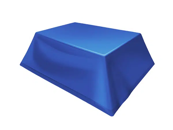 Ein dreidimensionales blaues Tuch, das an Abdeckhauben erinnert, ist über einem rechteckigen Objekt vor einem schlichten weißen Hintergrund drapiert. Der Stoff erscheint glatt mit leichten Falten an den Rändern.