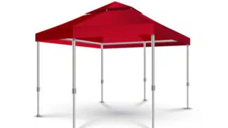 Sechseckiges, rotes Pop-up-Überdachungszelt mit offenen Seiten und belüftetem Dach, gestützt von Metallstangen vor einem schlichten weißen Hintergrund.