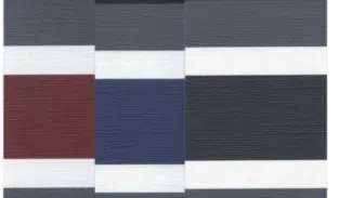 Eine Vielzahl von Stoffmustern, ähnlich dem MEHGIES® VALMEX® Solera Vorzeltplane, weisen schwarze, weiße, graue, burgunderfarbene und dunkelblaue Streifen auf. Die Muster variieren in Breite und Anordnung für ein modernes, formelles Design.