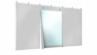 Ein weißer Raumteiler mit einem teilweise ausgerollten, halbtransparenten Paravent, der an eine „Schiebeplane mit Fenster / mit Tür“ erinnert, vor einem hellblauen Himmel, aufgehängt an einer Schiene mit verstellbaren Haken.