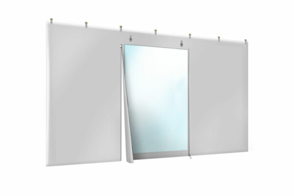 Ein weißer Raumteiler mit einem teilweise ausgerollten, halbtransparenten Paravent, der an eine „Schiebeplane mit Fenster / mit Tür“ erinnert, vor einem hellblauen Himmel, aufgehängt an einer Schiene mit verstellbaren Haken.