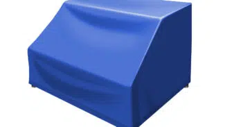 Ein blaues Tuch bedeckt ein rechteckiges Objekt mit einer abgewinkelten Oberseite, das den Abdeckhauben Sonderform 8 für Bedienfelder oder Außengeräte ähnelt, und fällt sanft um die Kanten vor einem schlichten weißen Hintergrund.