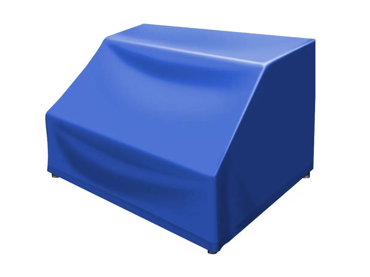 Ein blaues Tuch bedeckt ein rechteckiges Objekt mit einer abgewinkelten Oberseite, das den Abdeckhauben Sonderform 8 für Bedienfelder oder Außengeräte ähnelt, und fällt sanft um die Kanten vor einem schlichten weißen Hintergrund.