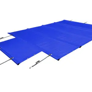 Eine rechteckige Poolplane + Treppe (Stangenabdeckung) ist auf einem Pool in einem sonnigen Hinterhof mit gefliester Terrasse befestigt, umgeben von gut geschnittenen Hecken, üppigen Pflanzen und einer großen Palme unter einem klaren blauen Himmel.