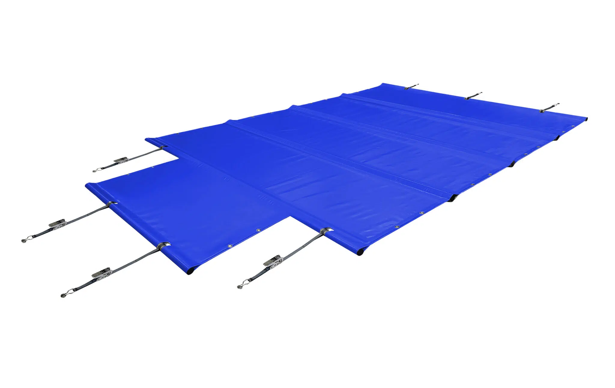 Eine rechteckige Poolplane + Treppe (Stangenabdeckung) ist auf einem Pool in einem sonnigen Hinterhof mit gefliester Terrasse befestigt, umgeben von gut geschnittenen Hecken, üppigen Pflanzen und einer großen Palme unter einem klaren blauen Himmel.
