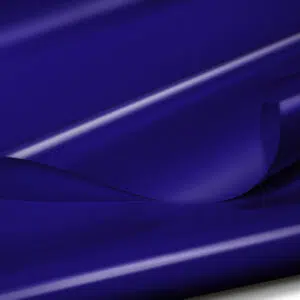 Eine Nahaufnahme einer glänzenden kobaltblauen LKW-PVC-Folie (900 g/m²), 3 m breit, mit glatten Falten. Die hochwertig beschichtete Oberfläche reflektiert Licht und erzeugt Glanzlichter sowie ein Gefühl von Textur und Bewegung.