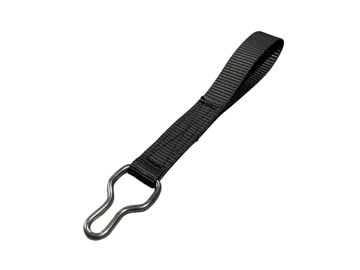 Der Fixiergurt ist ein 25 cm langer schwarzer Nylongurt mit einem gewellten Metallhaken, der sich ideal zum Schleppen oder Sichern von Gegenständen eignet und Stabilität sowie Vielseitigkeit bietet.