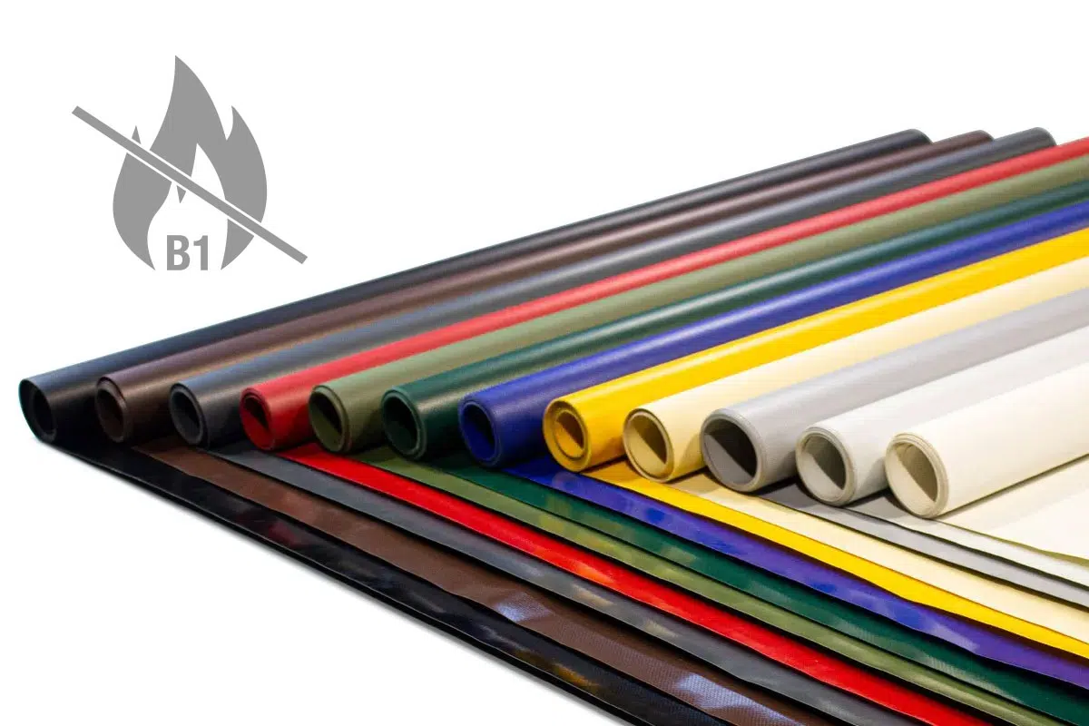 Rollenware aus feuerfestem B1-Gewebe, wie LKW Planen, gibt es in den Farben Schwarz, Braun, Rot und weiteren. Links ist ein B1-Feuerfestigkeitssymbol mit einer durchgestrichenen Flamme abgebildet.