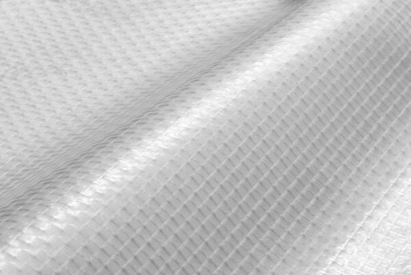Nahaufnahme einer 550 g/m² PVC-Folie, 2,18 m breit, durchscheinend mit Gittergewebe. Die leichte Welligkeit erzeugt ein Wechselspiel aus Licht und Schatten und hebt die detaillierte Textur hervor.