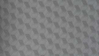 Das geometrische Muster der (850 g/m²) PVC-Folie aus ineinandergreifenden Sechsecken mit grauen und blauen Streifen erzeugt die Illusion eines dreidimensionalen Würfels, ideal für Premiumanwendungen. Breite: 2,5 m.