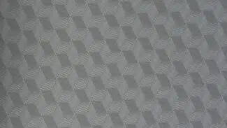 Das geometrische Muster der (850 g/m²) PVC-Folie aus ineinandergreifenden Sechsecken mit grauen und blauen Streifen erzeugt die Illusion eines dreidimensionalen Würfels, ideal für Premiumanwendungen. Breite: 2,5 m.