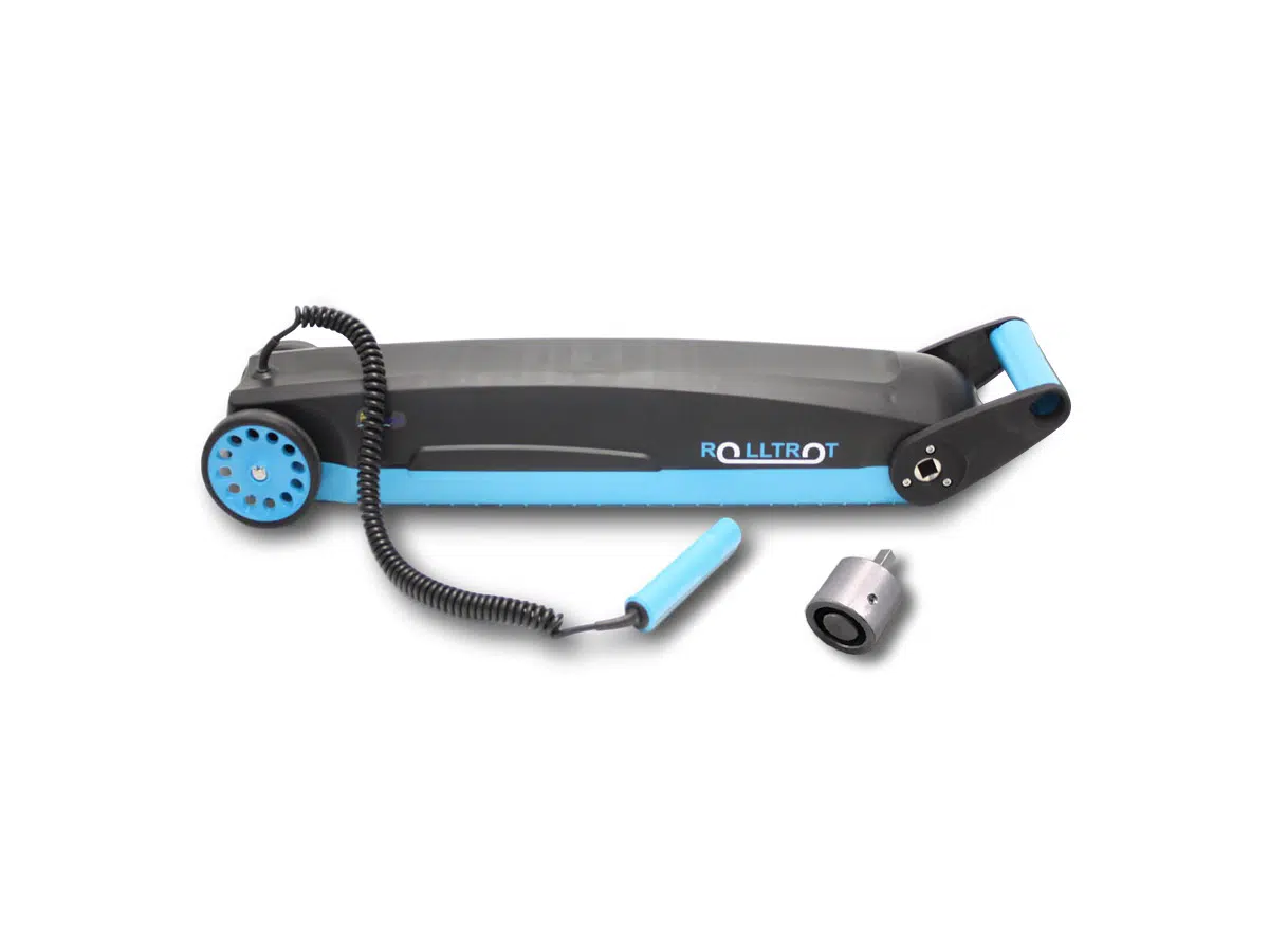 Ein tragbarer, schwarz-blauer Rolltrot akkubetriebener Aufrollmechanismus für Stangenabdeckungen verfügt über einen Griff, zwei kleine Räder, ein Spiralkabel, das „ROLLTROT“-Logo an der Seite und wird mit einem Zubehör in der Nähe geliefert.