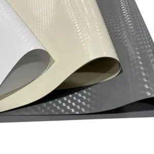 Drei 2,5 m breite Platten aus hochwertig beschichtetem, 3D-geprägtem PVC-Plane (850 g/m²) in Weiß, Beige und Grau überlappen sich teilweise, wodurch ihre glänzenden, strukturierten Oberflächen mit subtilen Mustern hervorgehoben werden.