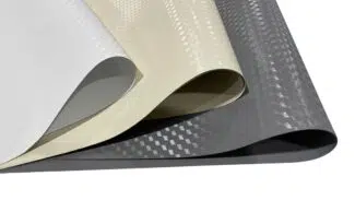 Drei 2,5 m breite Platten aus hochwertig beschichtetem, 3D-geprägtem PVC-Plane (850 g/m²) in Weiß, Beige und Grau überlappen sich teilweise, wodurch ihre glänzenden, strukturierten Oberflächen mit subtilen Mustern hervorgehoben werden.