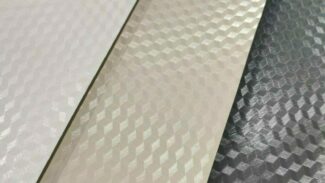 Nahaufnahme von drei strukturierten 3D-Oberflächen mit einem Wabenmuster in Weiß, Beige und Silber, die reflektierende geometrische Designs aufweisen, die der hochwertig beschichteten (850 g/m²) PVC-Folie – 2,5 m breit mit 3D-Prägung – ähneln.