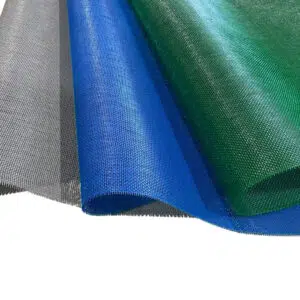 Drei Netzgewebeplatten 250 g/m² in Silber, Blau und Grün sind in einer Reihe überlappend auf einem weißen Hintergrund angebracht, jede weist eine feine netzartige PVC-Textur und eine durchscheinende Qualität auf.