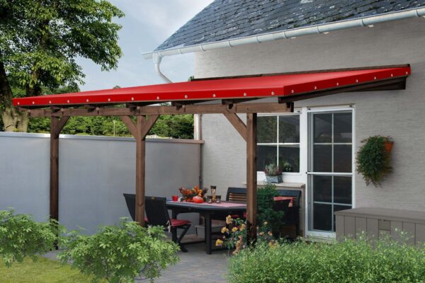 Eine Terrasse mit einem Esstisch im Freien und roten Stühlen unter einer Terrassendachplane ist wunderschön von einem Ziegelweg, Topfpflanzen und üppigem Grün in einem kleinen Garten umgeben.