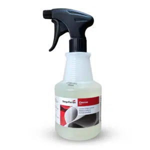 Eine durchsichtige Sprühflasche mit der Aufschrift „Planenreiniger Cleaner 500“ und schwarzer Düse im rot-grauen Design enthält eine leichte Reinigungslösung vor weißem Hintergrund.