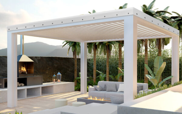 Ein moderner Sitzbereich im Freien verfügt über eine weiße Pergola mit Lamellendach, ein gemütliches Sofa, eine Feuerstelle und einen Grill. Üppige Palmen und eine Bergkulisse runden die ruhige Umgebung ab.