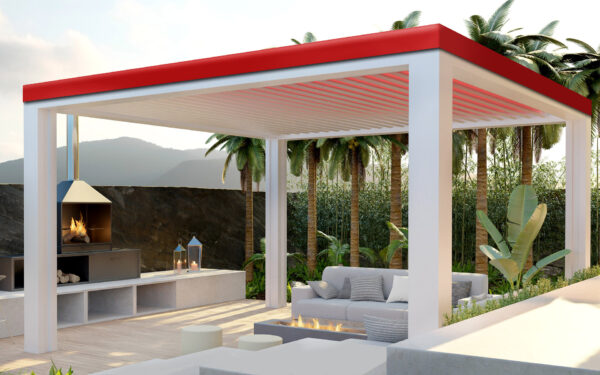Eine moderne Außenterrasse mit einer weißen Pergola mit rotem Dach, einem bequemen grauen Sofa, einer Feuerstelle und einem eingebauten Grill. Umgeben von üppigem Grün, Palmen und einer malerischen Bergkulisse.