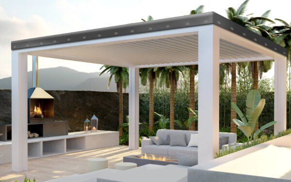 Außenterrasse mit einer modernen Pergola mit verstellbaren Lamellen. Darunter befindet sich ein gemütlicher Sitzbereich mit einer Feuerstelle. Palmen und üppiges Grün umgeben den Raum und im Hintergrund ist ein Außenkamin zu sehen.