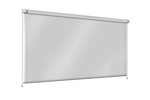 Ein weißes Senkrechtmarkisen-Rollo lässt sich vollständig ausfahren und verfügt über eine Metallstange an der Oberseite und kleine Halterungen in den unteren Ecken. Sein schlichter, minimalistischer Stil suggeriert ein modernes Design, das zu verschiedenen Fenstergrößen passt.