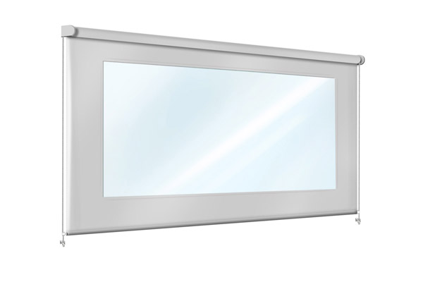 Ein weißer Rollo, der Senkrechtmarkisen ähnelt, weist in der Mitte ein großes transparentes Fenster auf. An der Wand montiert hat es eine glatte, rechteckige Oberfläche mit zwei Kordeln, die an den unteren Seiten herabhängen.