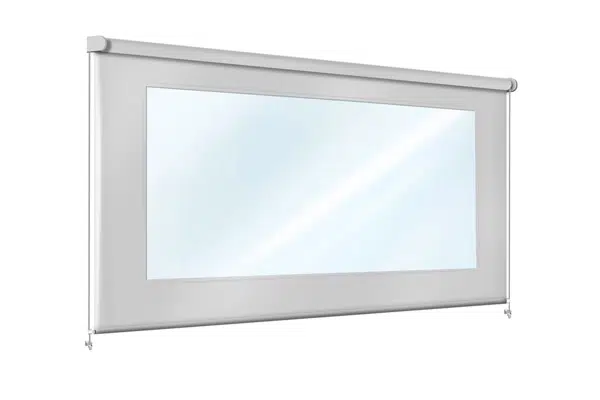 Ein weißer Rollo, der Senkrechtmarkisen ähnelt, weist in der Mitte ein großes transparentes Fenster auf. An der Wand montiert hat es eine glatte, rechteckige Oberfläche mit zwei Kordeln, die an den unteren Seiten herabhängen.