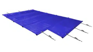 Ein modernes weißes Haus mit großen Fenstern und einem Flachdach verfügt über eine Terrasse mit blauen Poolplanen in L-Form (Stangenabdeckung), Gartenmöbeln, Grünanlagen und hohen Bäumen vor einem klaren Himmel.