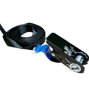 Der Ratschen-Spanngurt verfügt über einen schwarzen Griff mit einem langen, gewickelten schwarzen Riemen und einer sichtbaren Metallratsche, ideal zum Sichern von Fracht oder Gegenständen.