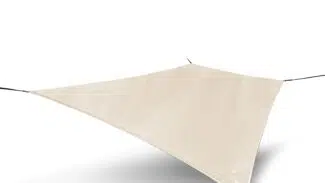 Ein Sonnensegel aus PVC-Planenmaterial in gleichschenkliger Dreiecksform hängt an drei Ecken mit schwarzen Seilen vor weißem Hintergrund.