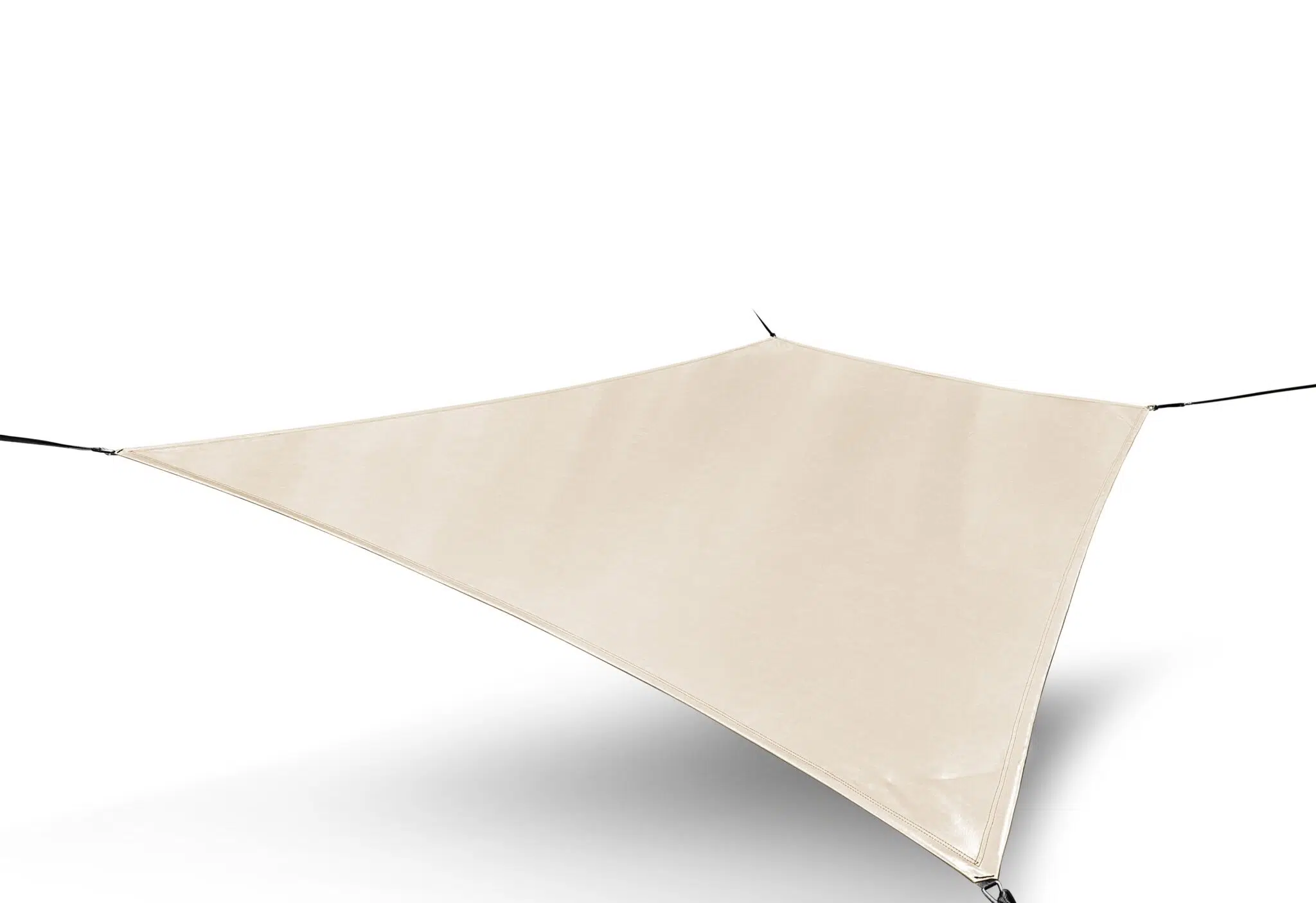 Ein Sonnensegel aus PVC-Planenmaterial in gleichschenkliger Dreiecksform hängt an drei Ecken mit schwarzen Seilen vor weißem Hintergrund.