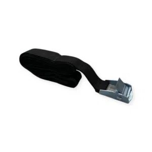 Ein Klemmschloss-Spanngurt bestehend aus einem schwarzen Nylonband mit Metallschnalle, sauber aufgerollt und teilweise abgerollt auf weißem Hintergrund.