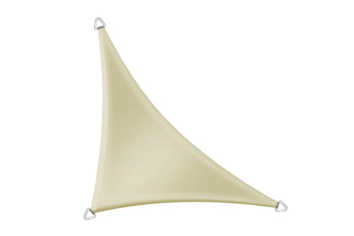 Ein beiges dreieckiges Sonnensegel mit Metallringen an jeder Ecke zur Befestigung. Der Stoff des Segels ist glatt dehnbar und bietet idealen Schatten im Freien.
