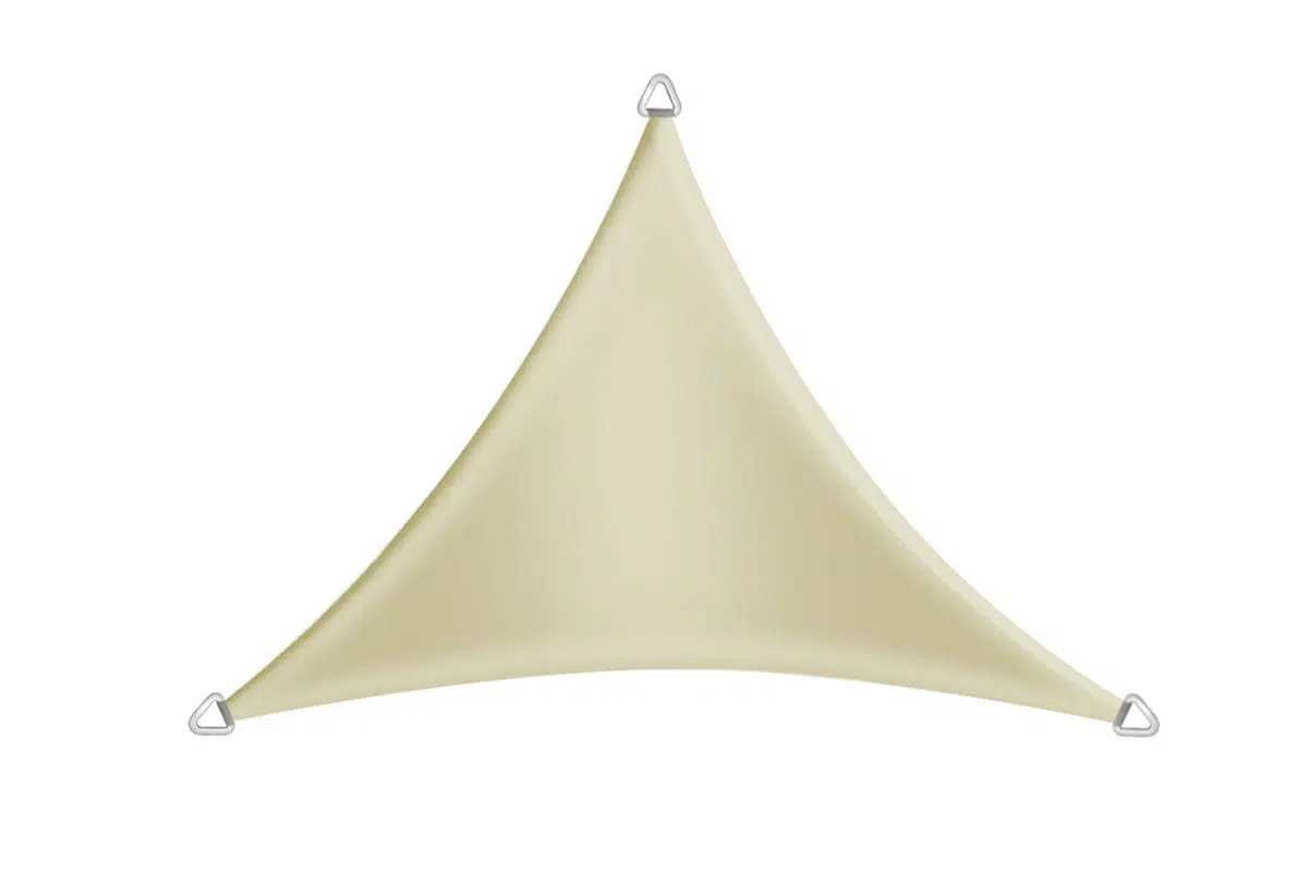 Ein dreieckiges, beiges Sonnensegel, elegant gespannt mit Metallringen an jeder Ecke, vor einem schlichten weißen Hintergrund.