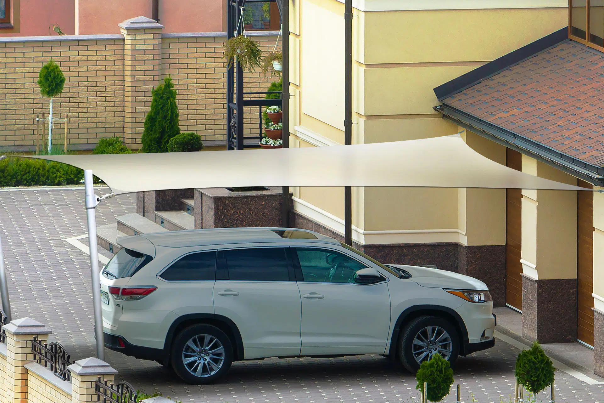 Ein Auto in einer Auffahrt im Schatten eines Sonnensegels