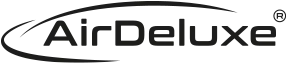 Das Bild zeigt das Logo für „AirDeluxe“ in schwarzem Text, mit einer stilisierten, geschwungenen Linie, die an ein Poolplane erinnert und das Wort umgibt. Oben rechts im Text befindet sich ein eingetragenes Markensymbol.