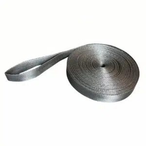 Ein schwarzes Nylonband mit aufgenähter Schlaufe, arrangiert vor einem schlichten weißen Hintergrund. Produkt: Gurtband mit eingenähter Schlaufe.