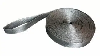 Ein schwarzes Nylonband mit aufgenähter Schlaufe, arrangiert vor einem schlichten weißen Hintergrund. Produkt: Gurtband mit eingenähter Schlaufe.