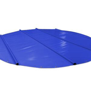 Ein Außenpool mit teilweise aufgerollter blauer Abdeckung auf einer runden Backsteinterrasse. Um den Pool herum befinden sich Grünpflanzen, Bäume, ein Sonnenschirm, ein Wäscheständer und ein kleines Gartenhäuschen aus Holz in einem Hinterhof.