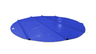 Ein Außenpool mit teilweise aufgerollter blauer Abdeckung auf einer runden Backsteinterrasse. Um den Pool herum befinden sich Grünpflanzen, Bäume, ein Sonnenschirm, ein Wäscheständer und ein kleines Gartenhäuschen aus Holz in einem Hinterhof.