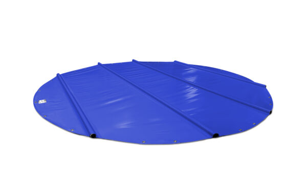 Ein Außenpool mit teilweise aufgerollter blauer Abdeckung auf einer runden Backsteinterrasse. Um den Pool herum befinden sich Grünpflanzen, Bäume, ein Sonnenschirm, ein Wäscheständer und ein kleines Gartenhäuschen aus Holz in einem Hinterhof.