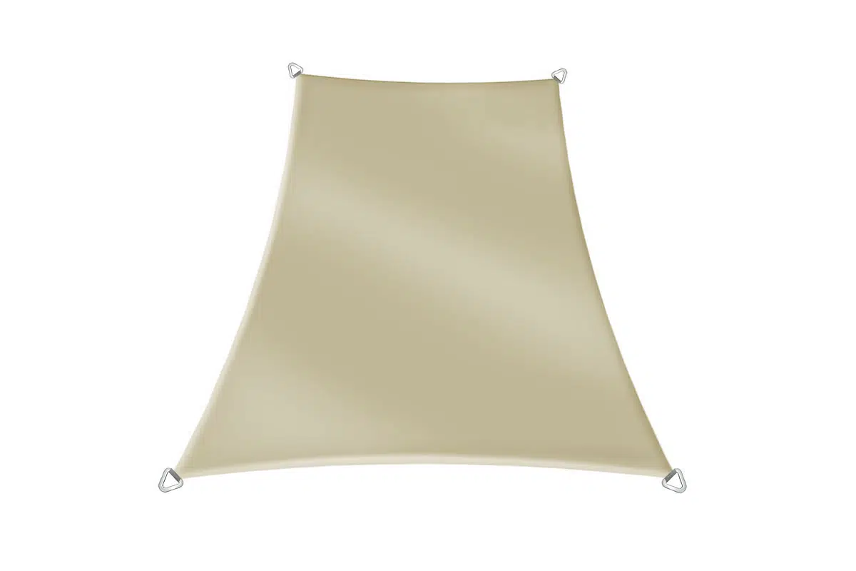 Ein beiges, viereckiges Sonnensegel mit verstärkten Ecken und Metallringen für den Außenbereich, präsentiert vor einem schlichten weißen Hintergrund.